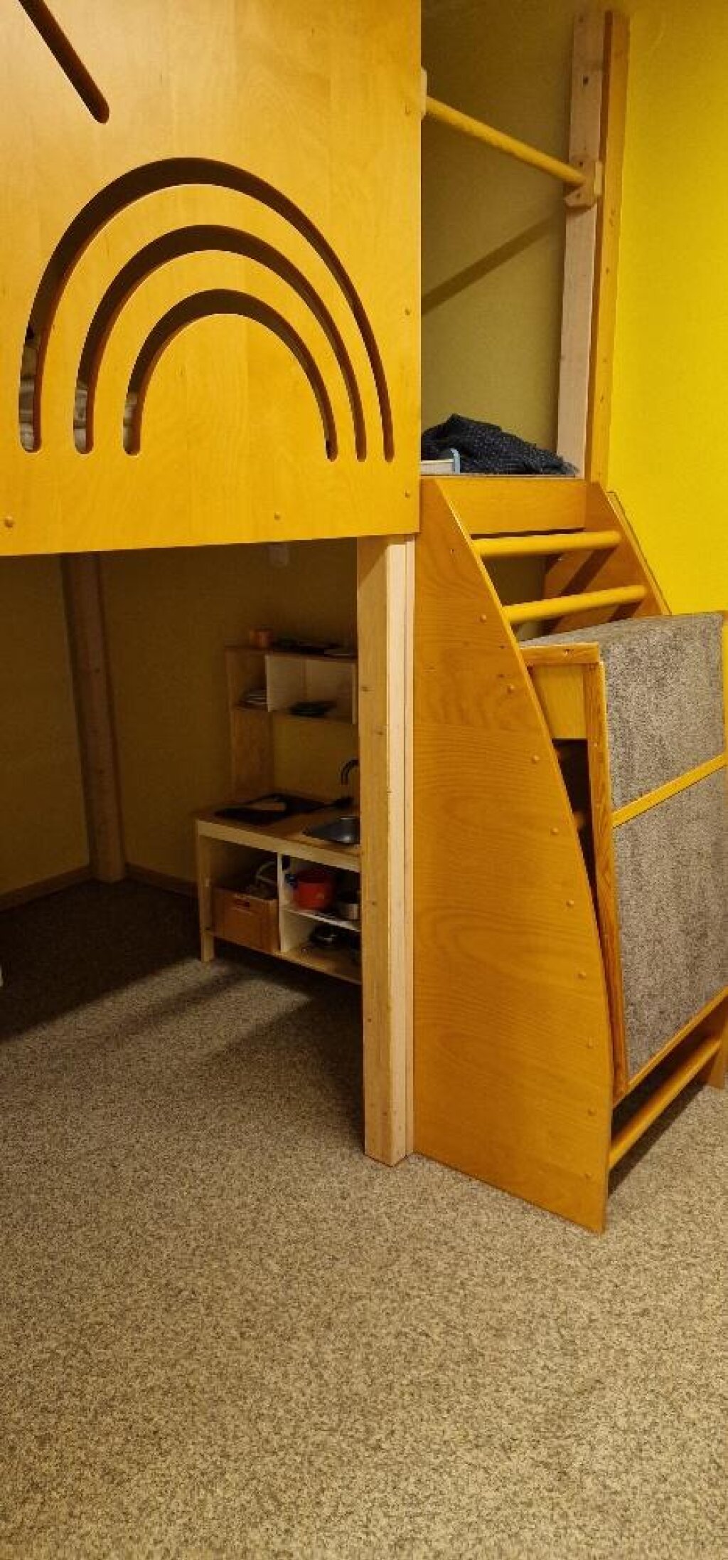 AWO Hamburg in der Kita Chi-Kita in Osdorf, zusehen ist eine Hochebene im Gruppenraum.