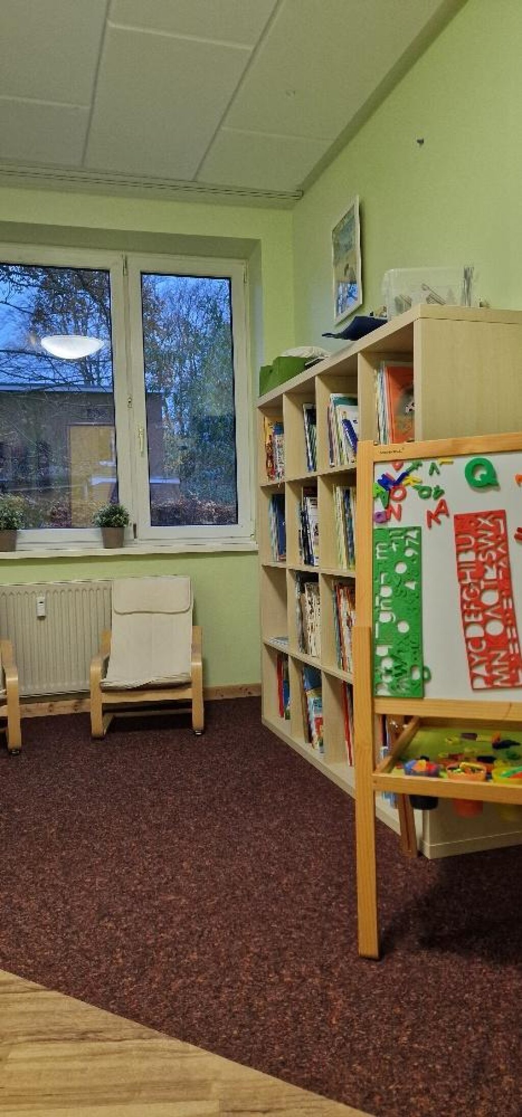 Bücherregal mit Leseecke der Chi-Kita der AWO Hamburg.