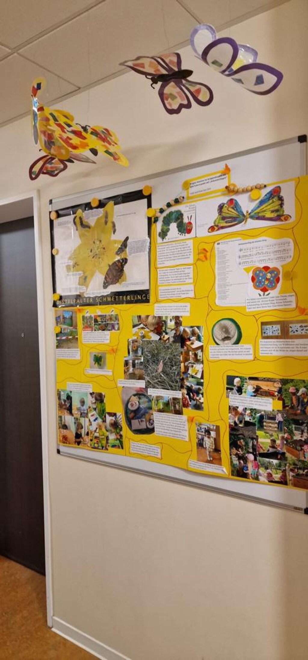 Informationstafel Eingangsbereich der KIta Kielkoppelstraße der AWO Hamburg.