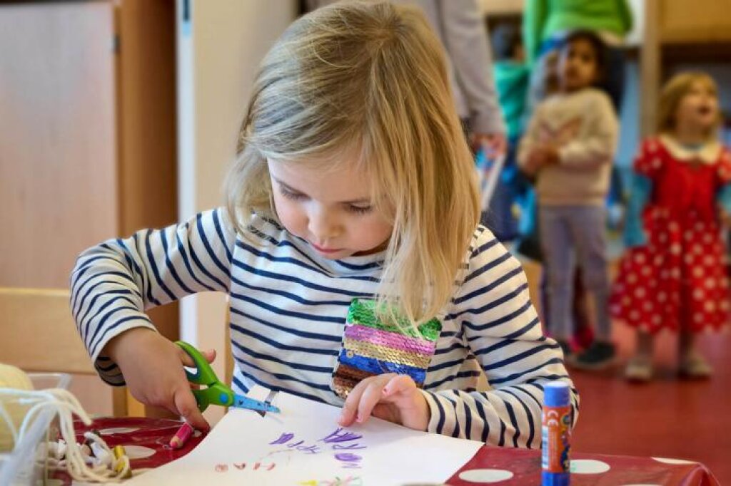 Kind bastelt in der AWO Kita Huulkamp der AWO Hamburg.