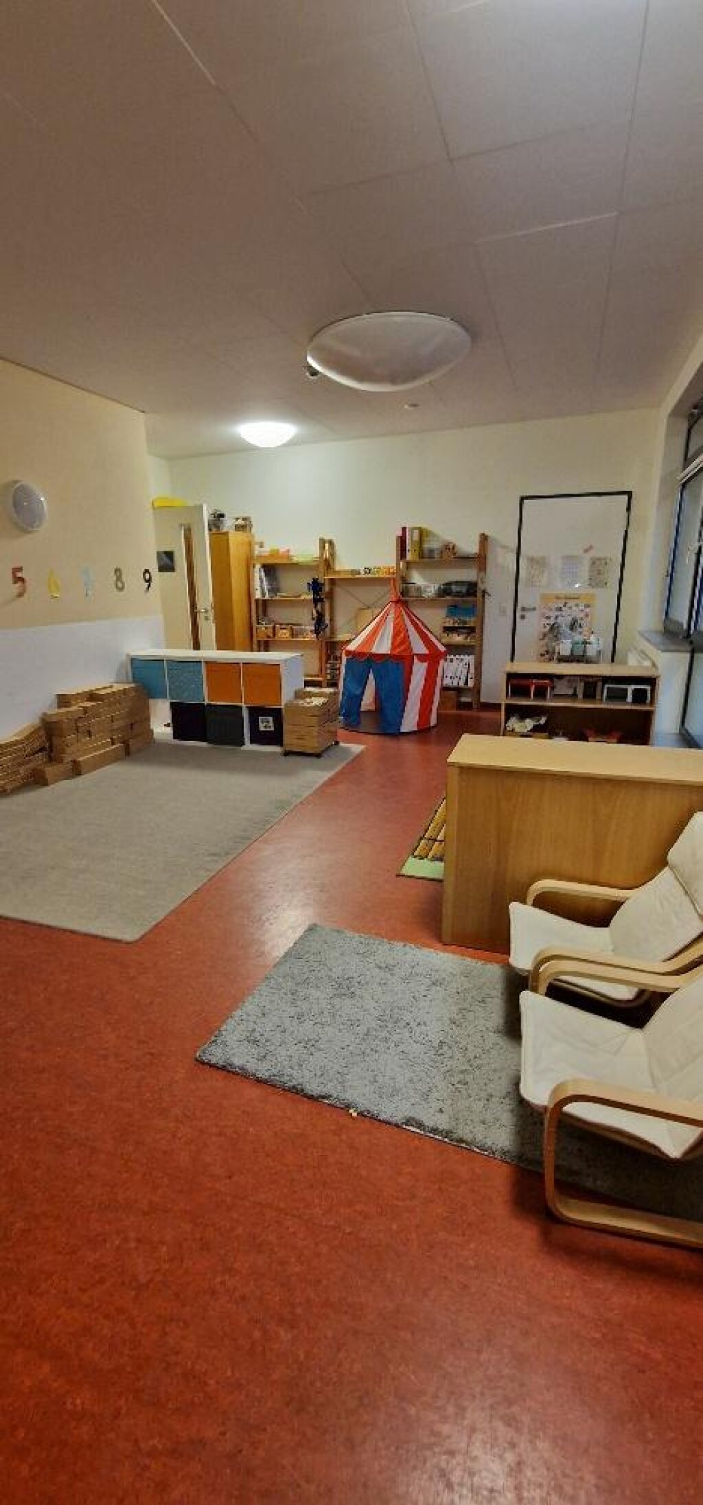 Gruppenraum mit Sitzmöglichkeiten und Zelt.