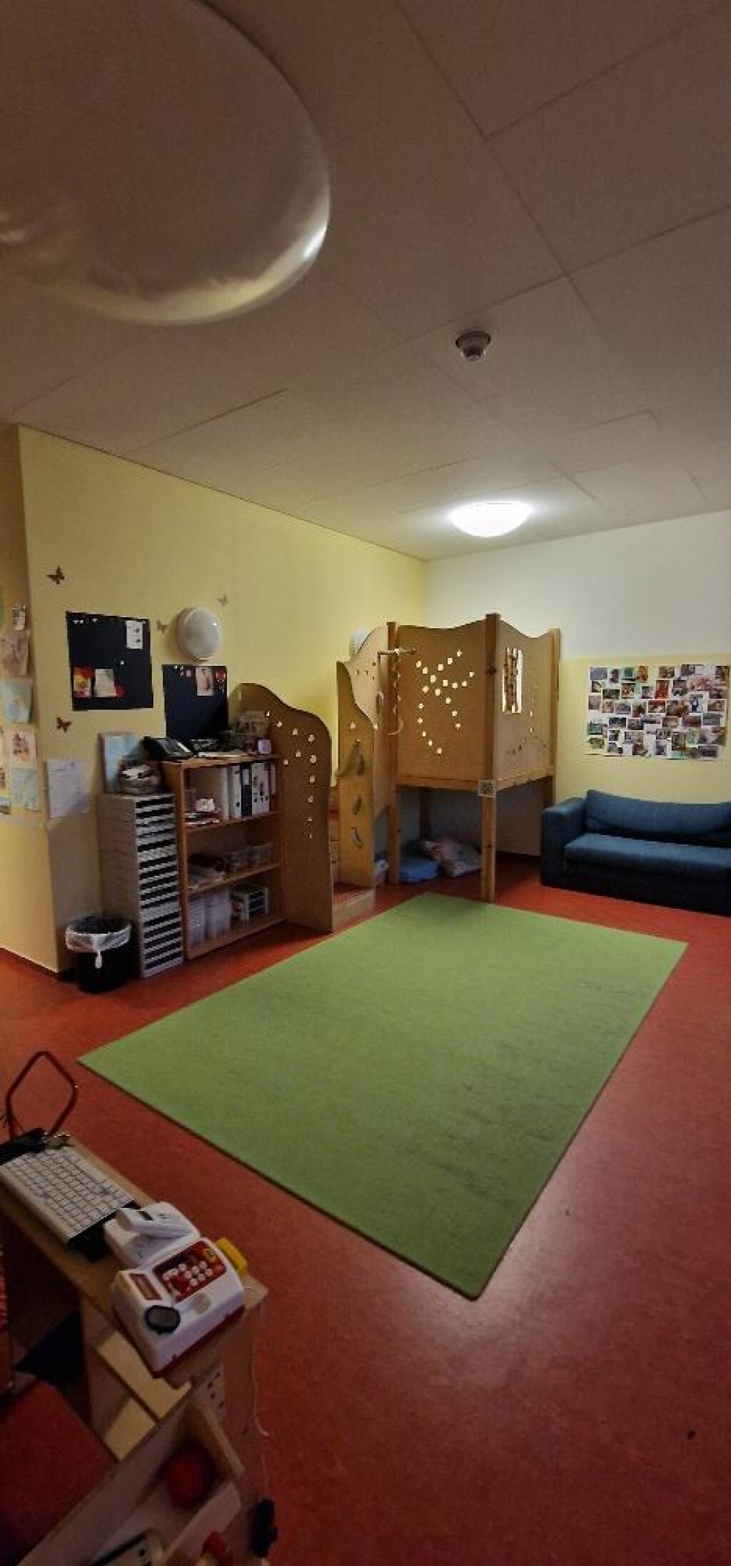 Gruppenraum mit Hochebene und Sofa in der Kita Huulkamp in Lehmsal.