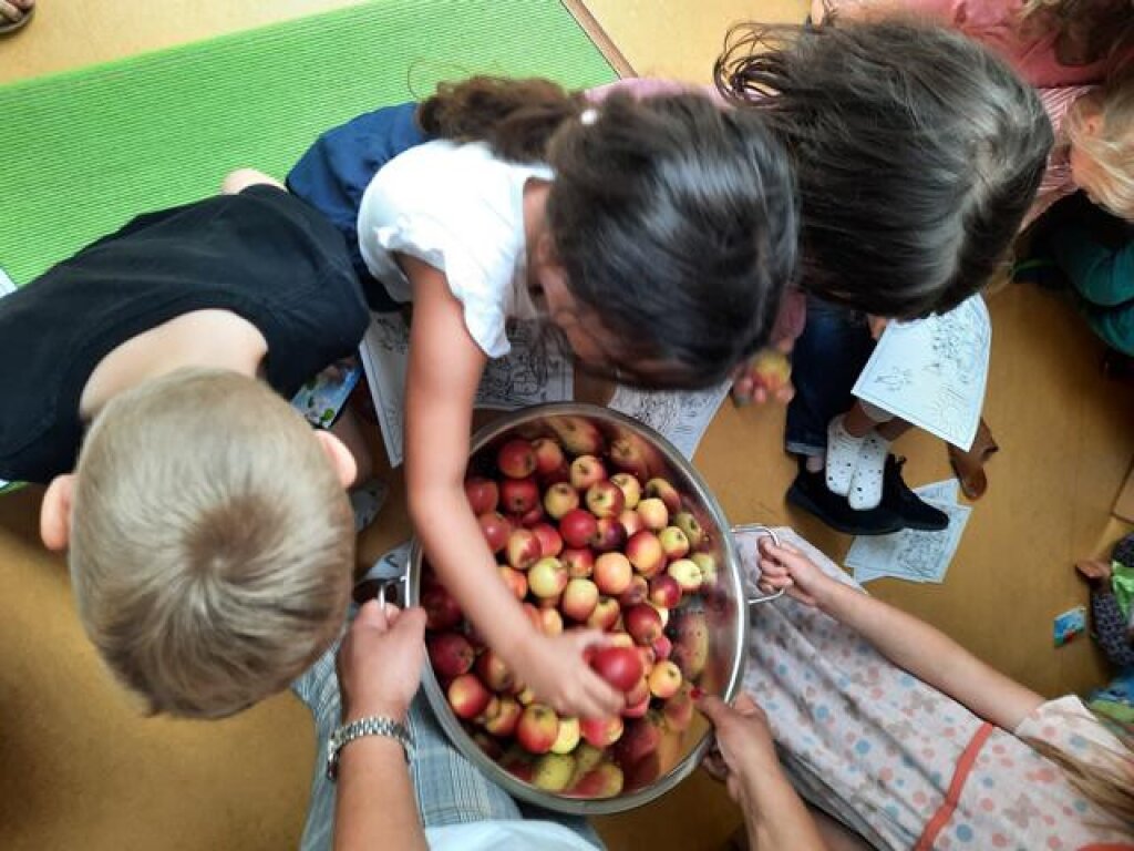 Kinder mit Äpfel.